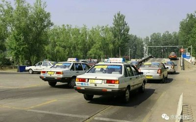 京城駕校董曉捷教練 北京駕駛員教練的卓越風(fēng)采與學(xué)員評(píng)價(jià)